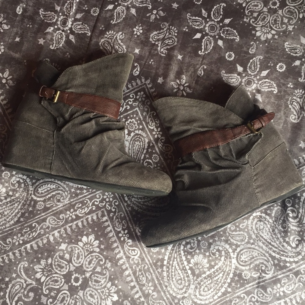 Aldo’s Fade Grey Corduroy Bootie, Wedge Heel/ 39